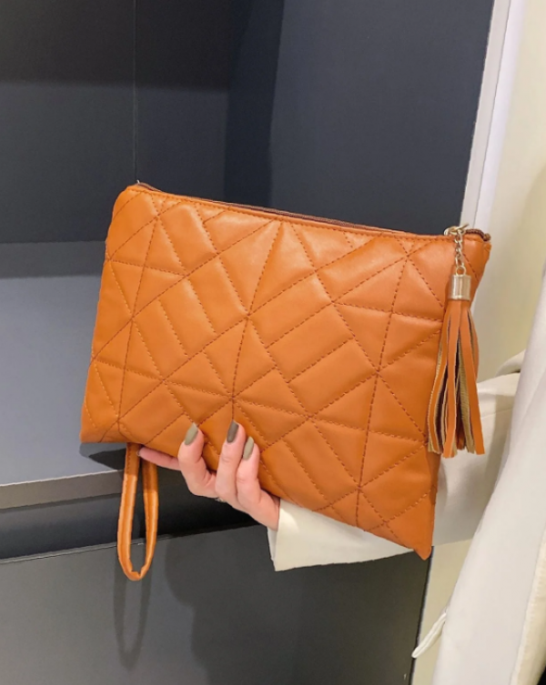 Tas bergenggam dengan hiasan tassel